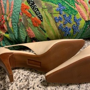 UNISA Amuse-2 Cream Leather Pumps